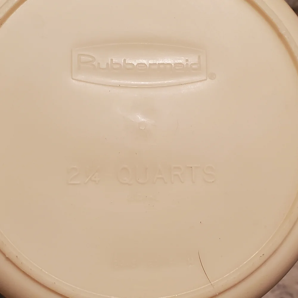 VINTAGE 1971 RUBBERMAID 2 1/4 QUART ALMOND PITCHER W/WHITE LID #2129